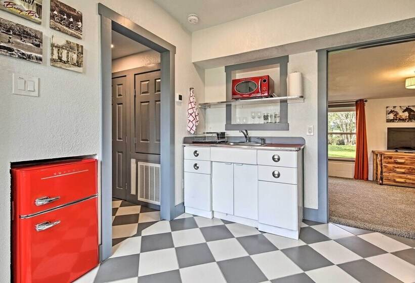 Retro Updated Blanco Abode   Steps To Main Street!