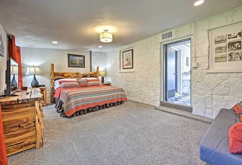 Retro Updated Blanco Abode   Steps To Main Street!