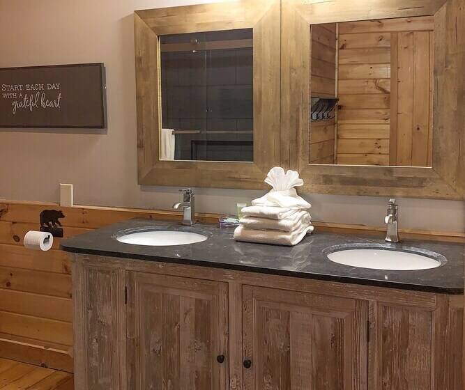 Spacious Gatlinburg Cabin W/ Hot Tub & Game Room!