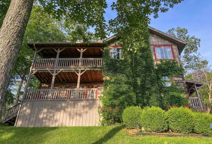 Spacious Gatlinburg Cabin W/ Hot Tub & Game Room!