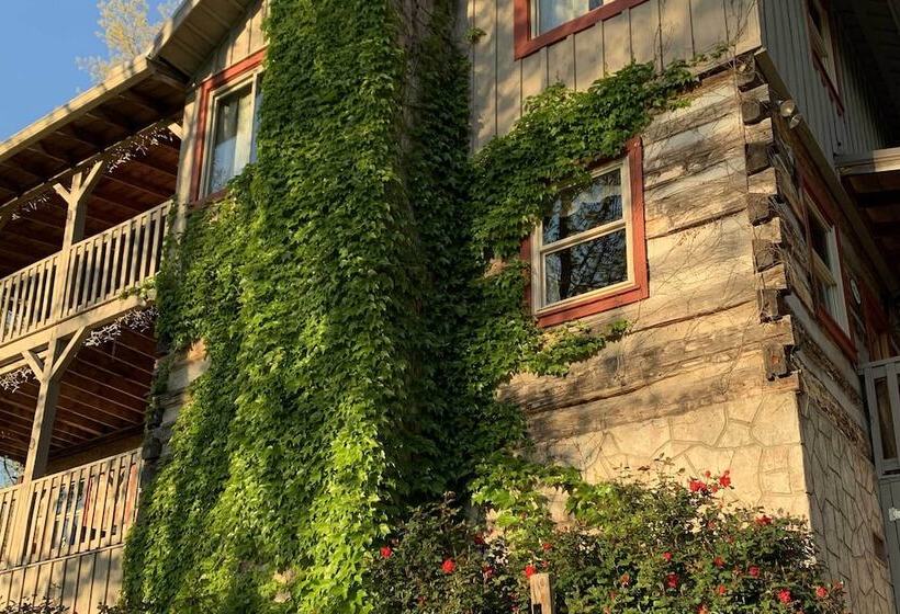 Spacious Gatlinburg Cabin W/ Hot Tub & Game Room!