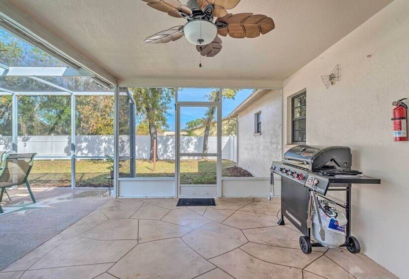 Sunny Spring Hill Hideout W/ Lanai And Pool!