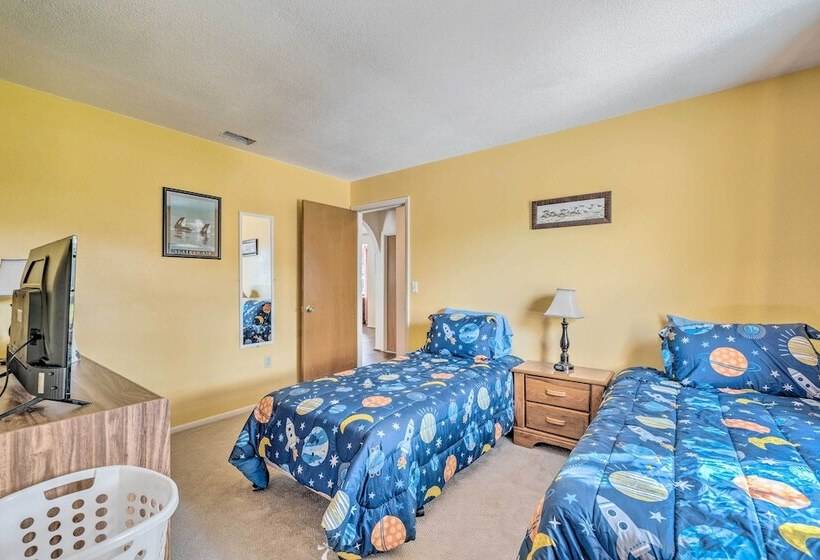 Sunny Spring Hill Hideout W/ Lanai And Pool!