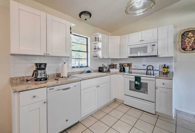 Sunny Spring Hill Hideout W/ Lanai And Pool!