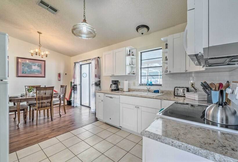 Sunny Spring Hill Hideout W/ Lanai And Pool!