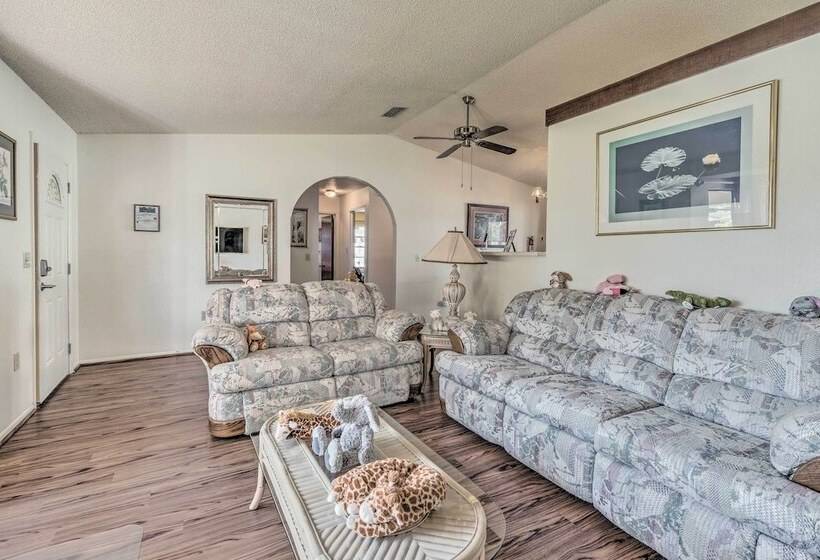 Sunny Spring Hill Hideout W/ Lanai And Pool!