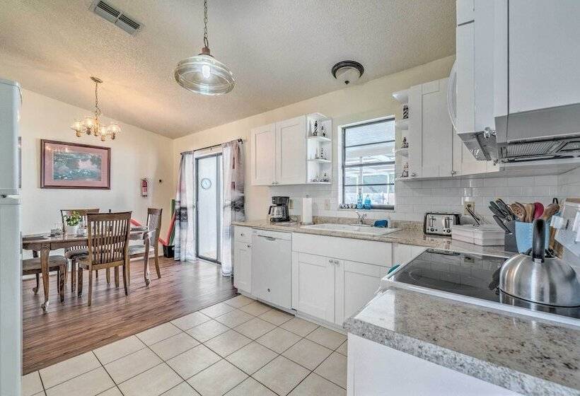 Sunny Spring Hill Hideout W/ Lanai And Pool!