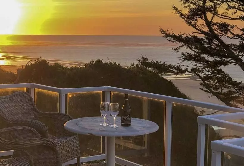 Waldport Beach House W/ Loft, Grill & Ocean Views!