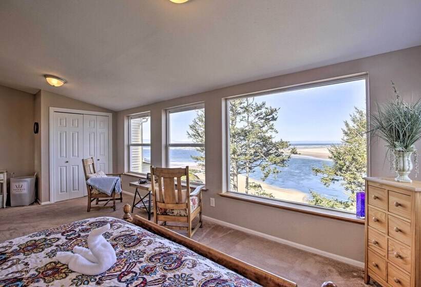 Waldport Beach House W/ Loft, Grill & Ocean Views!