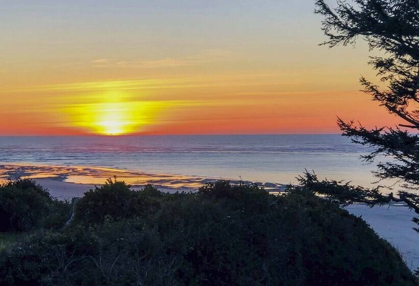 Waldport Beach House W/ Loft, Grill & Ocean Views!