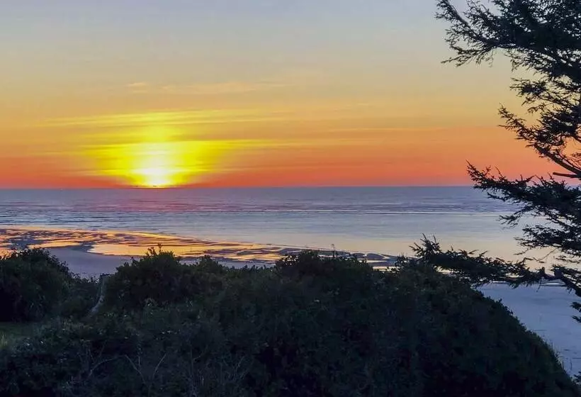 Waldport Beach House W/ Loft, Grill & Ocean Views!