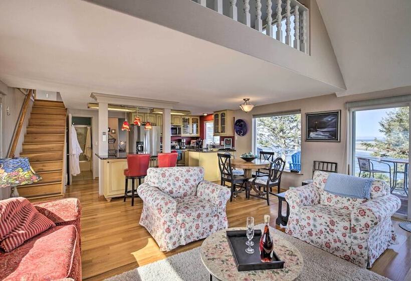 Waldport Beach House W/ Loft, Grill & Ocean Views!