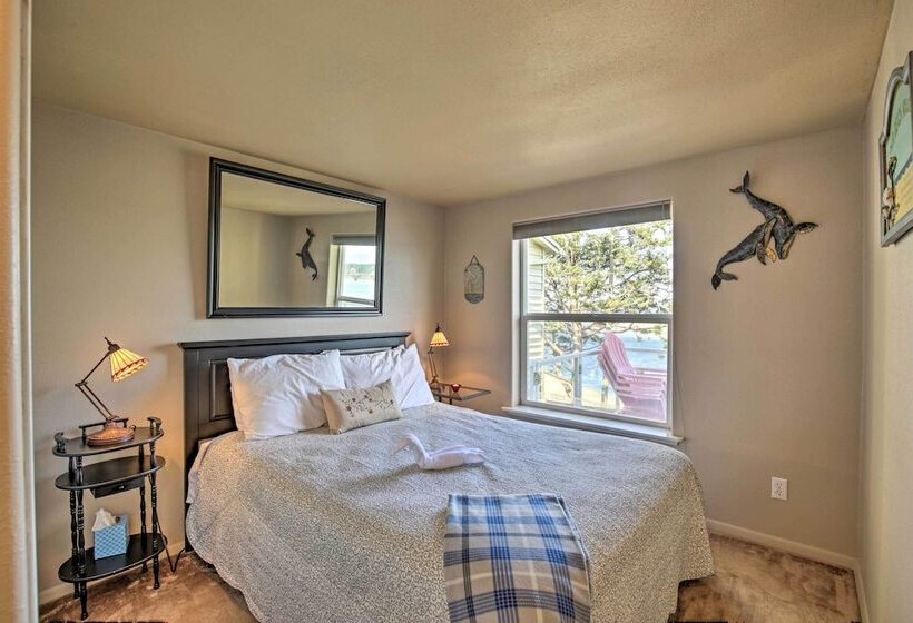 Waldport Beach House W/ Loft, Grill & Ocean Views!