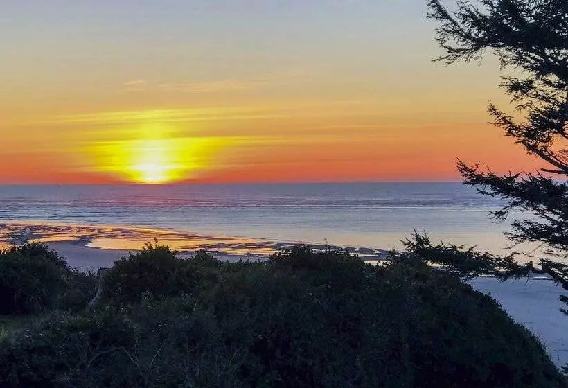 Waldport Beach House W/ Loft, Grill & Ocean Views!