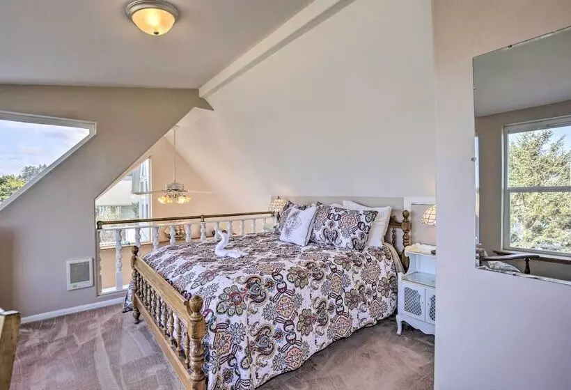Waldport Beach House W/ Loft, Grill & Ocean Views!