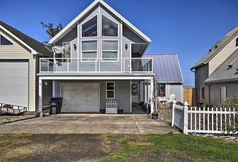 Waldport Beach House W/ Loft, Grill & Ocean Views!