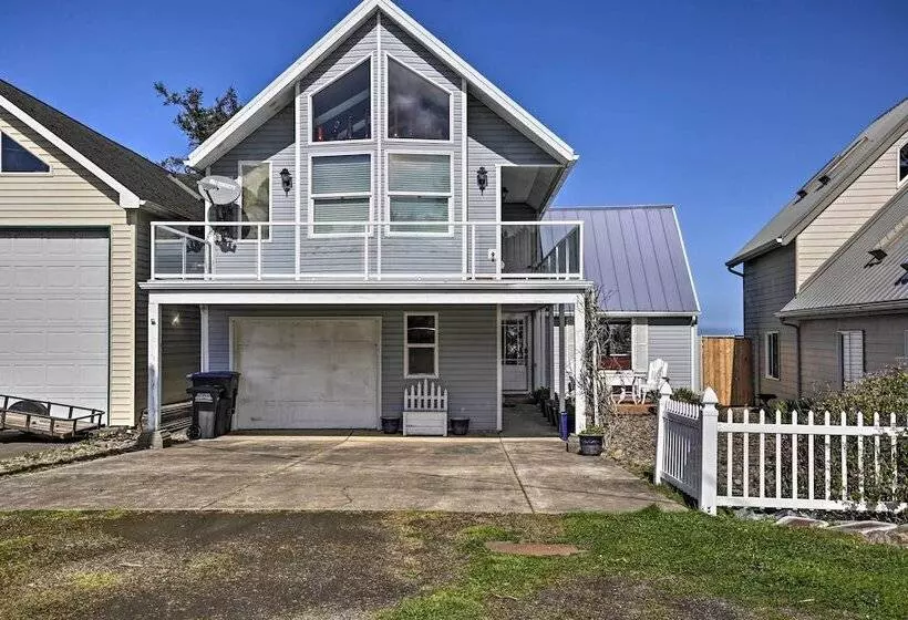 Waldport Beach House W/ Loft, Grill & Ocean Views!