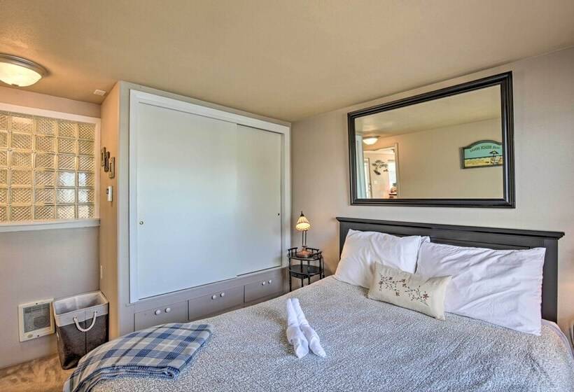 Waldport Beach House W/ Loft, Grill & Ocean Views!