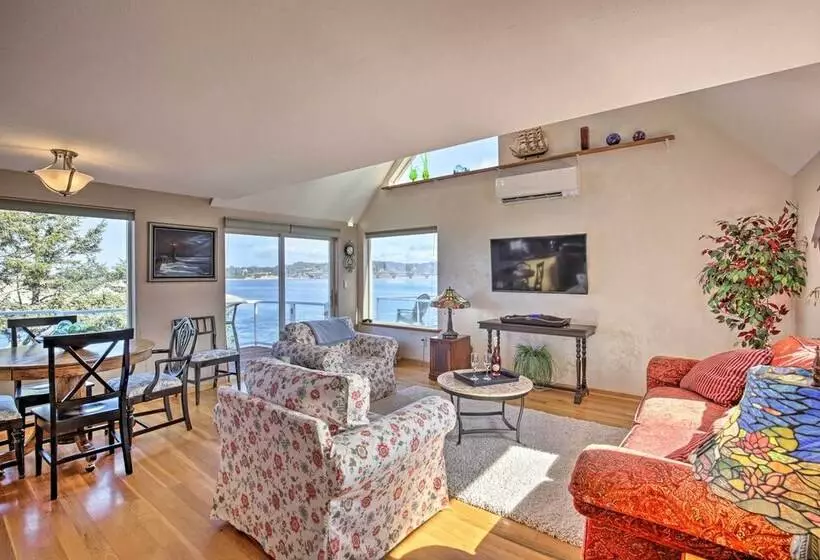 Waldport Beach House W/ Loft, Grill & Ocean Views!