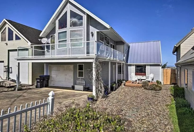 Waldport Beach House W/ Loft, Grill & Ocean Views!