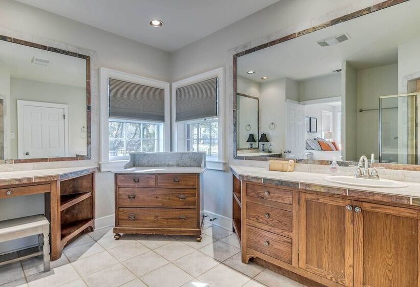 Beautiful Hill Country Ranch Home   4 Mi To Town!