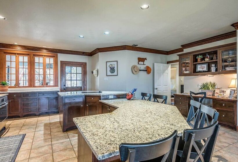 Beautiful Hill Country Ranch Home   4 Mi To Town!