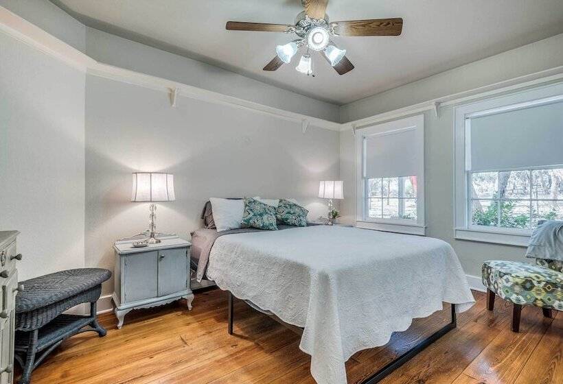 Beautiful Hill Country Ranch Home   4 Mi To Town!