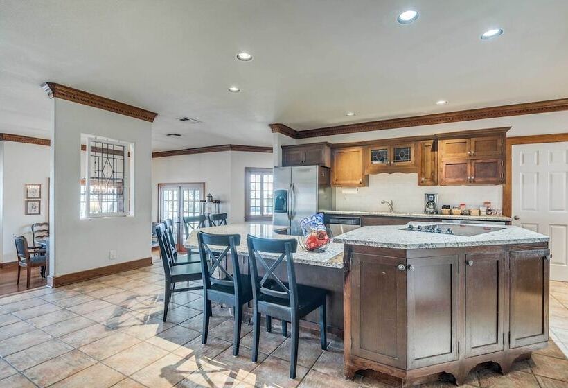 Beautiful Hill Country Ranch Home   4 Mi To Town!