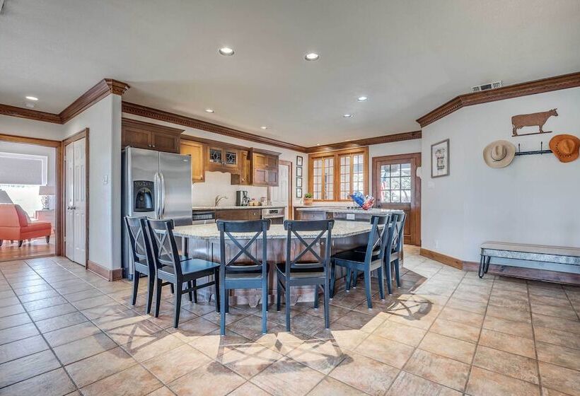 Beautiful Hill Country Ranch Home   4 Mi To Town!