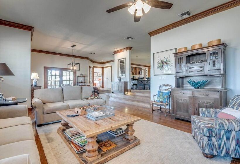 Beautiful Hill Country Ranch Home   4 Mi To Town!