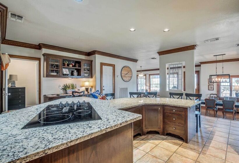 Beautiful Hill Country Ranch Home   4 Mi To Town!