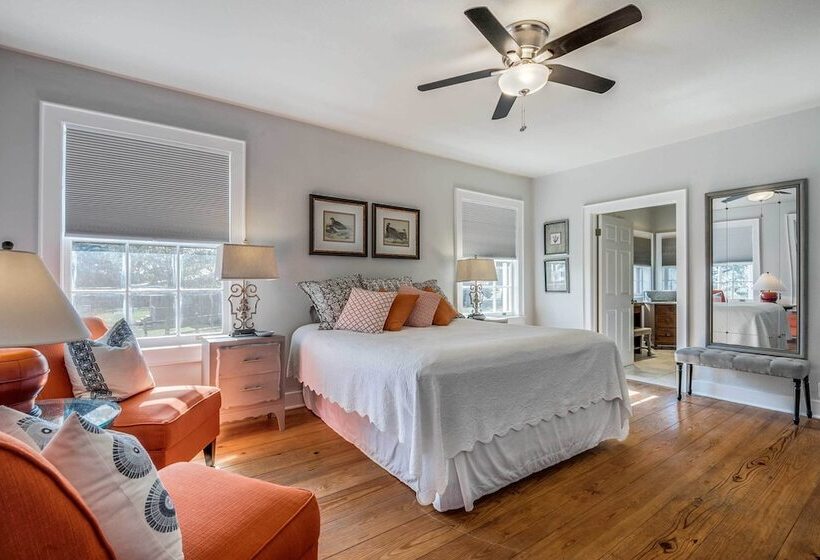 Beautiful Hill Country Ranch Home   4 Mi To Town!