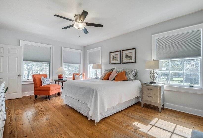 Beautiful Hill Country Ranch Home   4 Mi To Town!