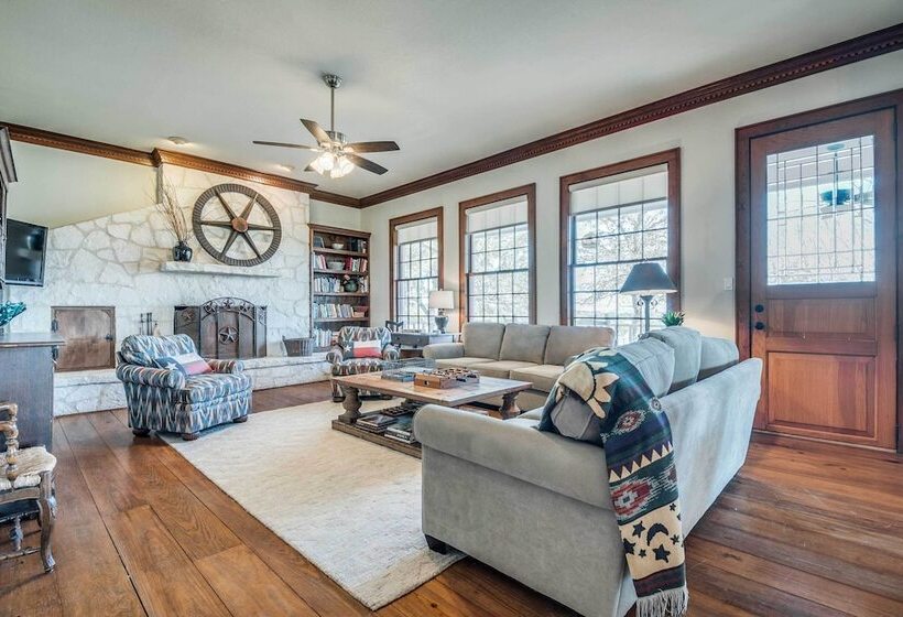 Beautiful Hill Country Ranch Home   4 Mi To Town!