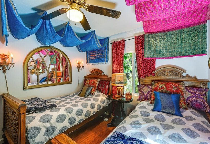 Bohemian Wonderland: Benicia Bungalow W/ Pergola!