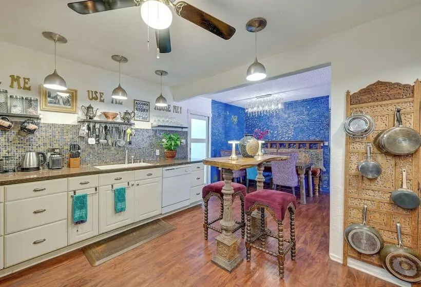 Bohemian Wonderland: Benicia Bungalow W/ Pergola!