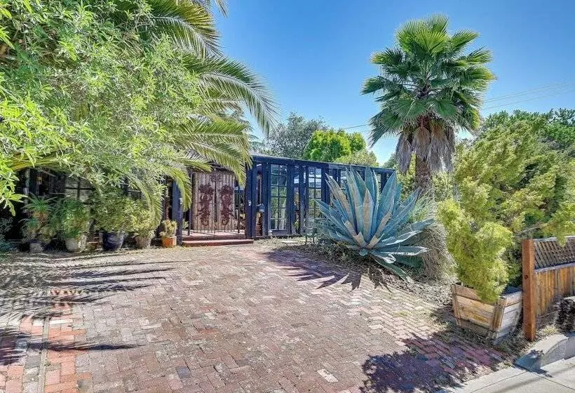 Bohemian Wonderland: Benicia Bungalow W/ Pergola!