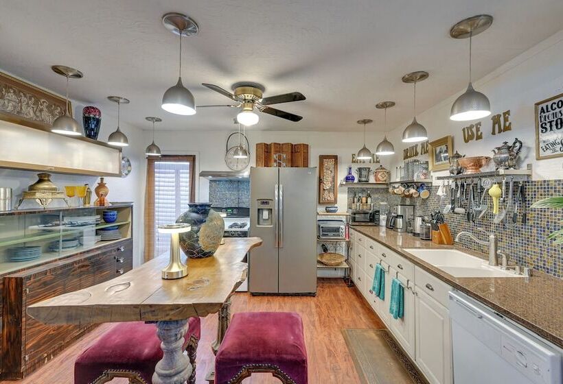 Bohemian Wonderland: Benicia Bungalow W/ Pergola!