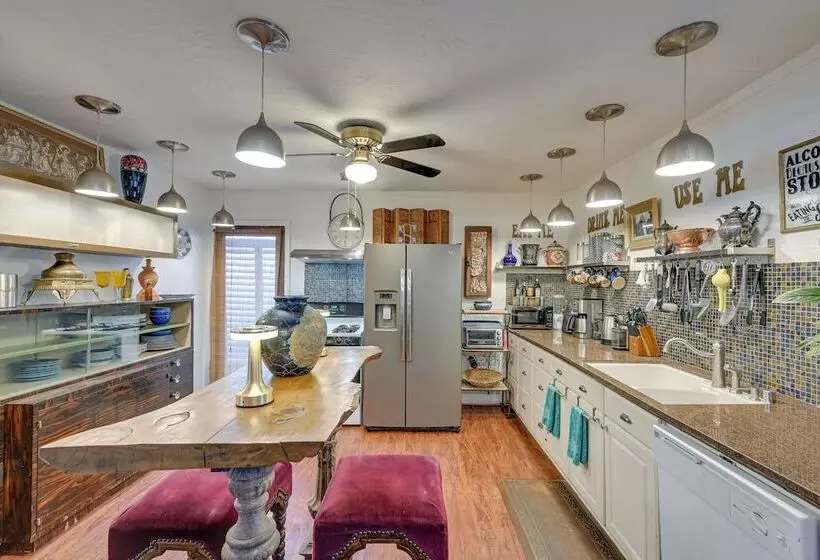 Bohemian Wonderland: Benicia Bungalow W/ Pergola!