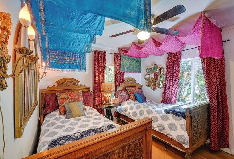 Bohemian Wonderland: Benicia Bungalow W/ Pergola!