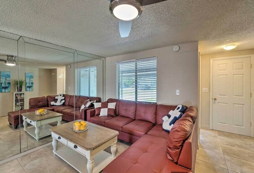 Bright Venice Home W/ Yard < 4 Miles To Beach!