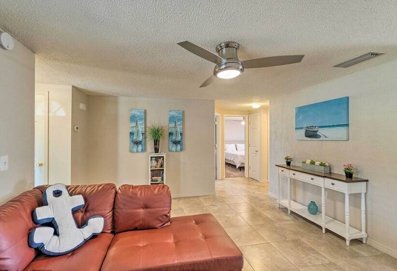 Bright Venice Home W/ Yard < 4 Miles To Beach!