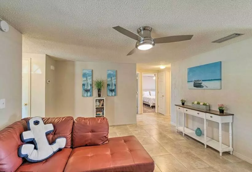 Bright Venice Home W/ Yard < 4 Miles To Beach!