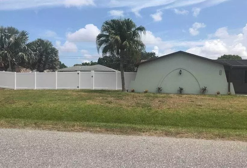 Bright Venice Home W/ Yard < 4 Miles To Beach!