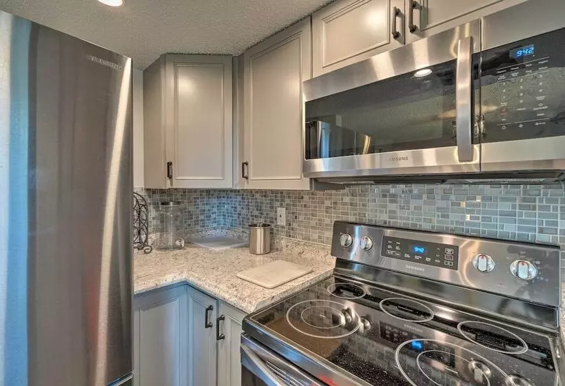 Bright Venice Home W/ Yard < 4 Miles To Beach!