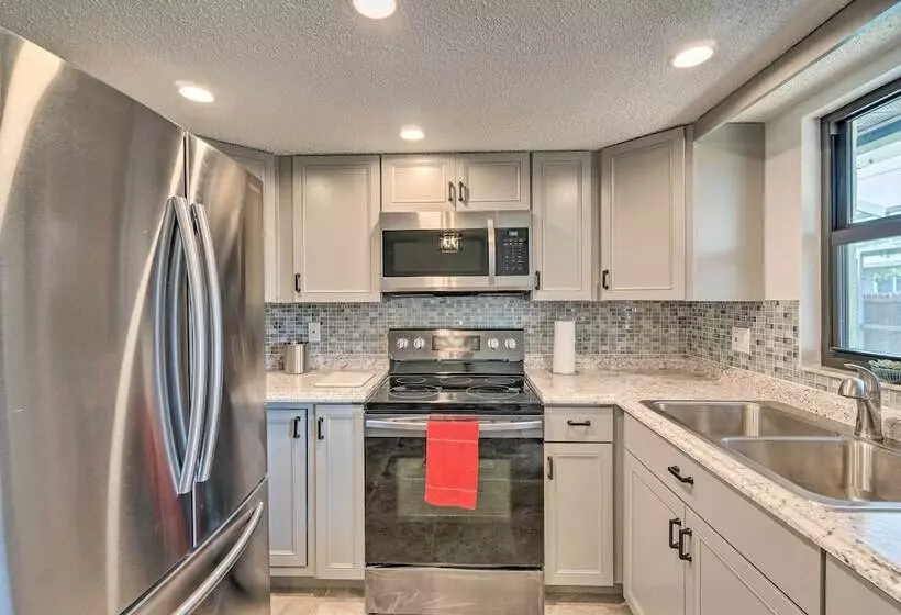 Bright Venice Home W/ Yard < 4 Miles To Beach!