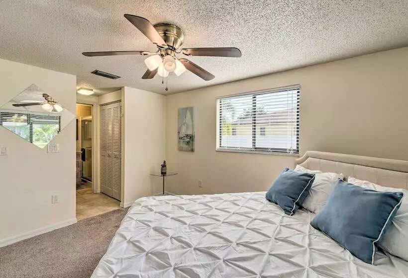 Bright Venice Home W/ Yard < 4 Miles To Beach!