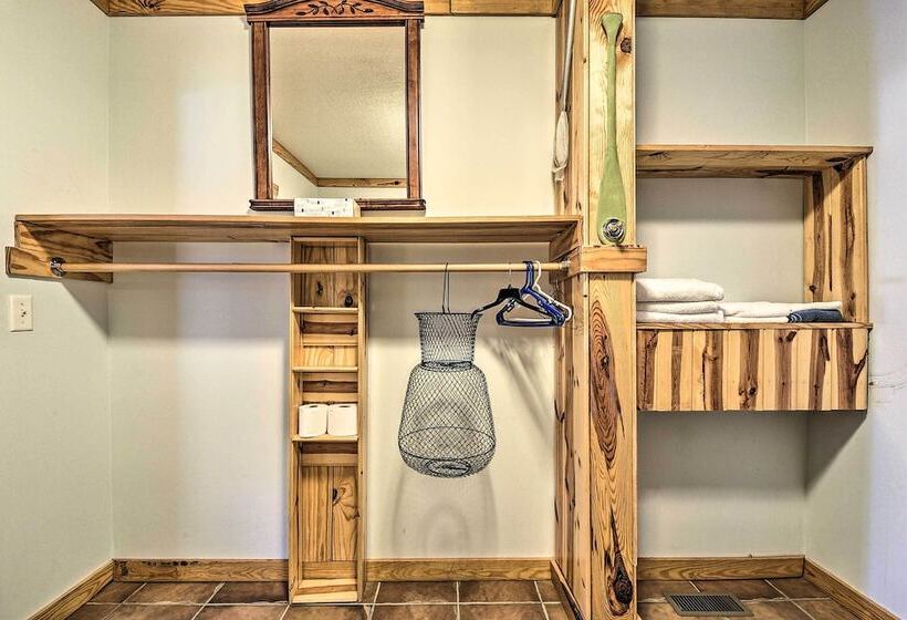 Cabin In Resort   1/2 Mi To Guntersville Lake!