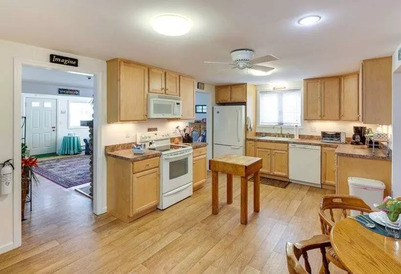 Charming Old Saybrook Home: Half Mi To Sand & Sea!