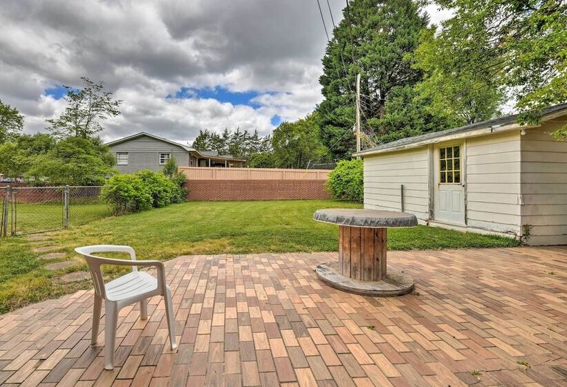 Cozy Charlotte Retreat W/ Yard ~ 5 Mi To Dtwn